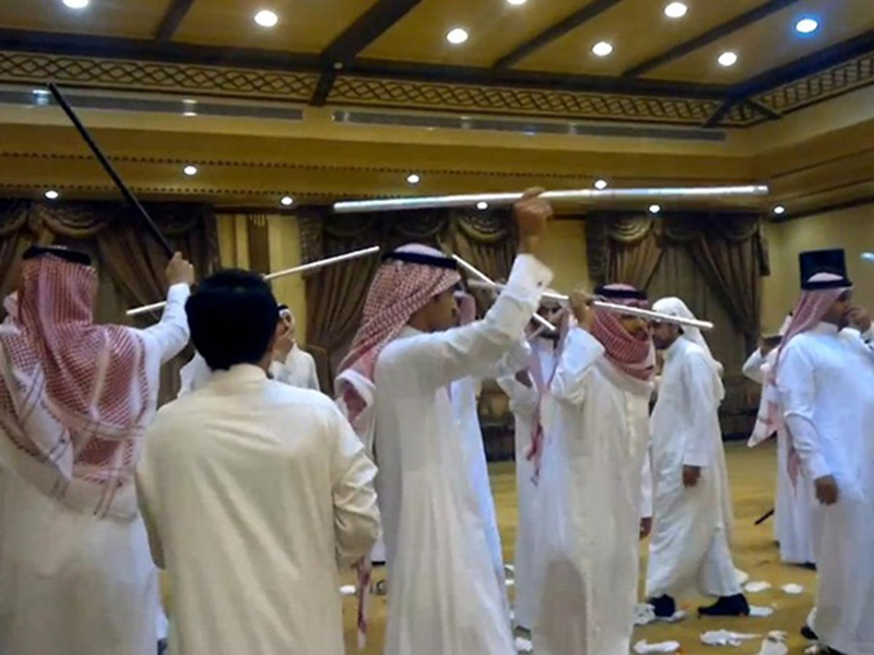 اضغط لمشاهدة الفيديو: حفل زفاف أم مزاد علني؟! .. لن تصدق ما حصل عليه هذا العريس كـ"نقوط"!